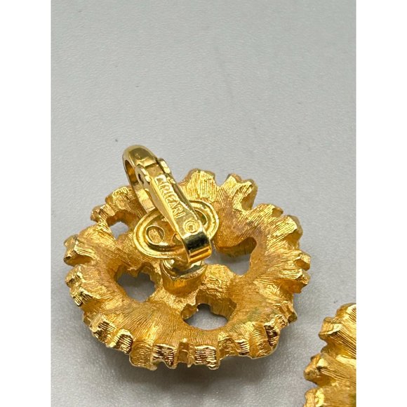 Vintage Signed Trifari Clip Earrings Gold Tone Textured Leaf Design Round Clips - Picture 5 of 6